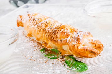 Beyaz tabakta elmalı tart