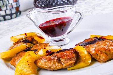 Ördek göğsü armut ve Siyah frenk üzümü sos ile