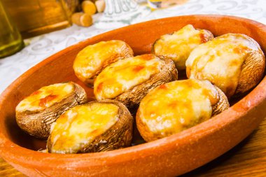 Mantar ile peynir pişmiş. Yakın çekim