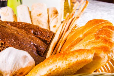 Taze pişmiş ekmek sepeti ürün yelpazesine