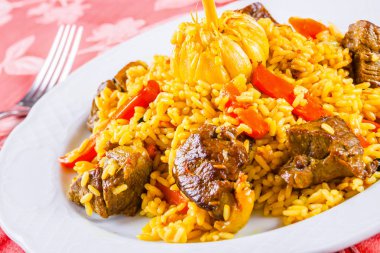 Pilav et ve beyaz tabakta sebze ile