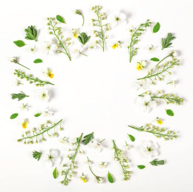 Yuvarlak kare çelenk bahar çiçekleri ve yaprakları beyaz arka plan üzerinde izole yapılmış. Düz yatıyordu. Üstten Görünüm.