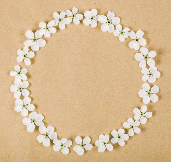 Corona Marco Redondo Hecha Flores Blancas Primavera Sobre Fondo Papel — Foto de Stock