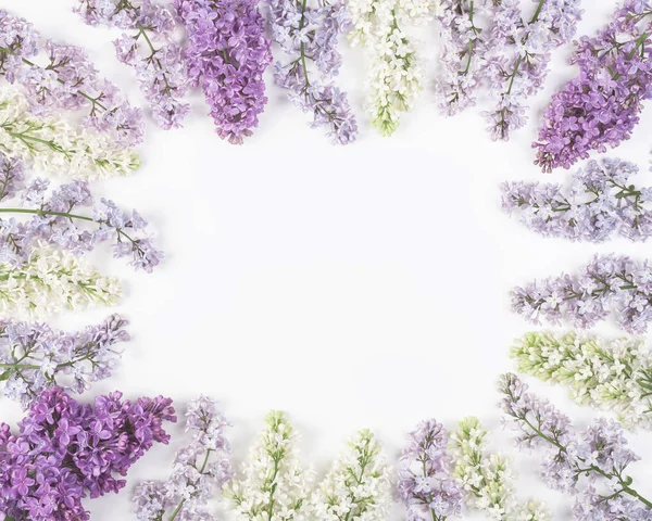 花框架由春天的丁香花在白色背景上隔绝 具有复制空间的顶部视图 — 图库照片