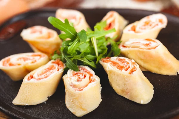 Rolled Pancakes Crepes Blini Smoked Salmon Cream Cheese Served Arugula — 스톡 사진