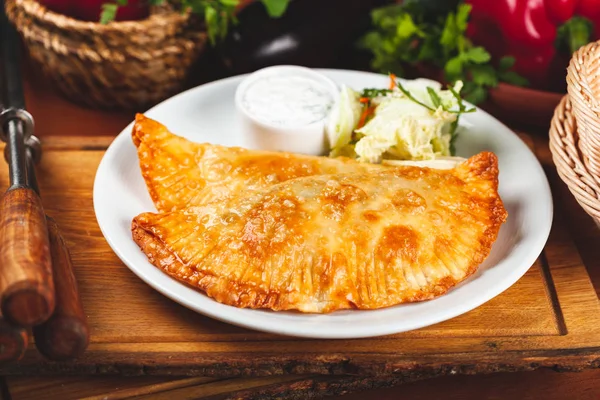 Traditionele Krim Tataar Voedsel Cheburks Met Gehakt Vlees Geserveerd Met — Stockfoto