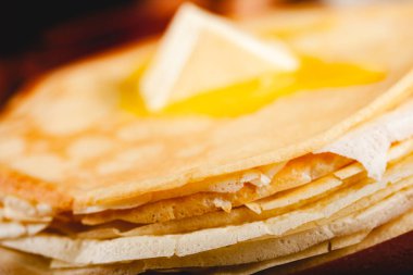 Tereyağlı bir yığın ince Rus gözlemesi. Geleneksel Maslenitsa (Shrovetide veya Butter Week) festival yemeği.