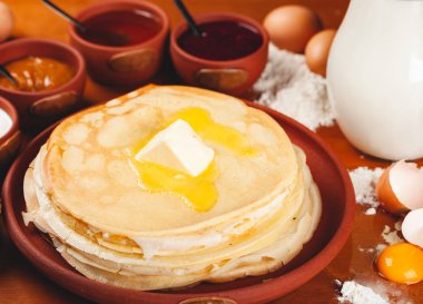Tereyağlı bir yığın ince Rus gözlemesi. Geleneksel Maslenitsa (Shrovetide veya Butter Week) festival yemeği.