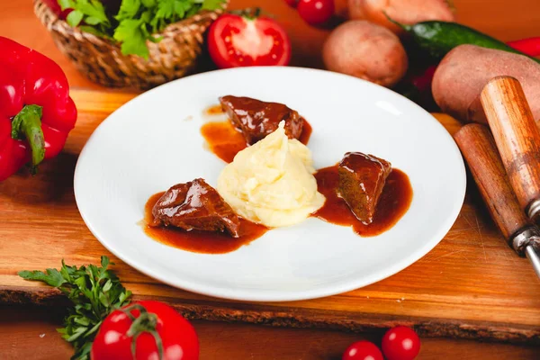 Sült Húsdarabok Krumplipürével Fehér Tálcán Tálalva — Stock Fotó
