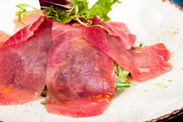 Atum Carpaccio Com Salada Mistura Verde Fresca Prato Branco — Fotografia de Stock