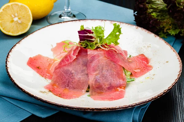 Tuna Carpaccio Fresh Green Mix Salad White Plate — Stock Photo, Image