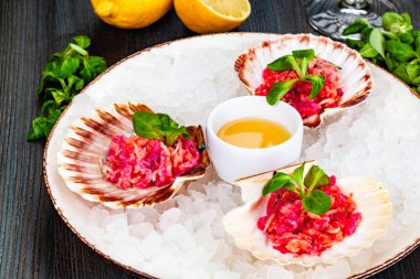 Ceviche. Limon suyunda marine edilmiş çiğ ton balığı ve somon. Deniz kabuğunda servis ediliyor..