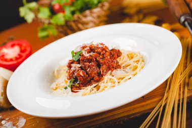 Domates soslu spagetti bolonez, kıyma ve rendelenmiş parmesan peyniri. İtalyan makarnası.