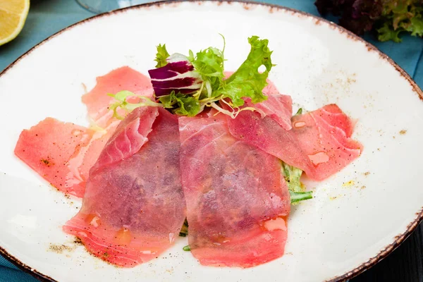 Atum Carpaccio Com Salada Mistura Verde Fresca Prato Branco — Fotografia de Stock