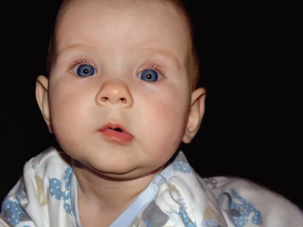 Μωρό σε σκούρο φόντο — Φωτογραφία Αρχείου