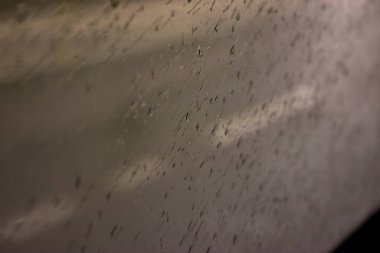 Alacakaranlık ve yağmur nedeniyle tehlikeli yol koşulları. Sürücüler için zor bir sürüş durumu. Yolda dikkatli ol..