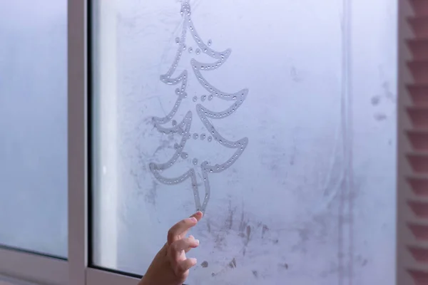 Dibujar un árbol de Navidad en una ventana de niebla — Foto de Stock