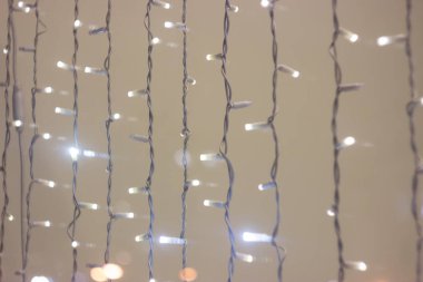 Herhangi bir binanın camında Noel süsü. 