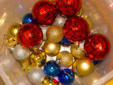 Bir kutuda bir sürü Noel topu.