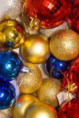 Bir kutuda bir sürü Noel topu.