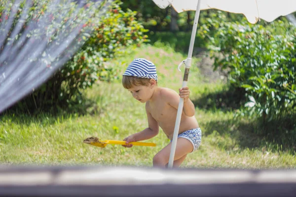 Jongen Heeft Een Paraplu Bij Het Vee Een Kind Steekt — Stockfoto