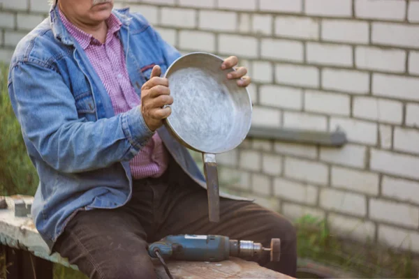 Een Oudere Man Reinigt Pan Mechanisch Een Persoonlijk Plot Een — Stockfoto