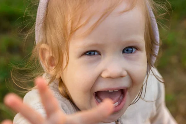 Задоволена Усміхнена Маленька Дівчинка Капоті Дивиться Прим Яком Тягне Руку — стокове фото