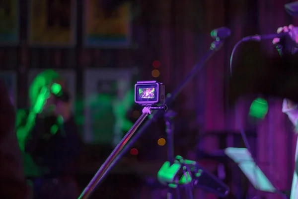 ロック パフォーマンスのビデオ レコーディング ナイトクラブの若い音楽バンド 魂のための音楽 — ストック写真