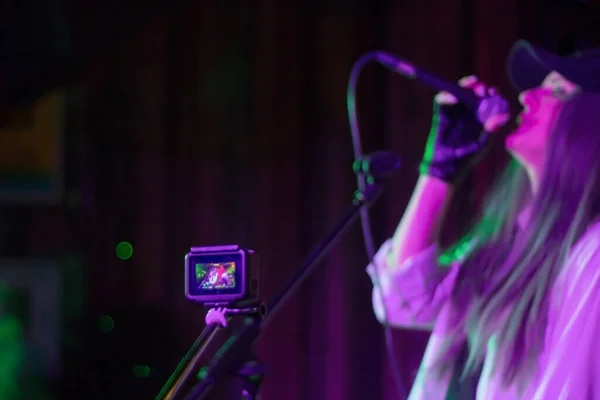 Menina Bonita Nova Boné Canta Clube Rock Jovem Banda Música — Fotografia de Stock