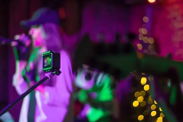 Una Chica Guapa Con Gorra Canta Club Rock Joven Banda — Foto de Stock