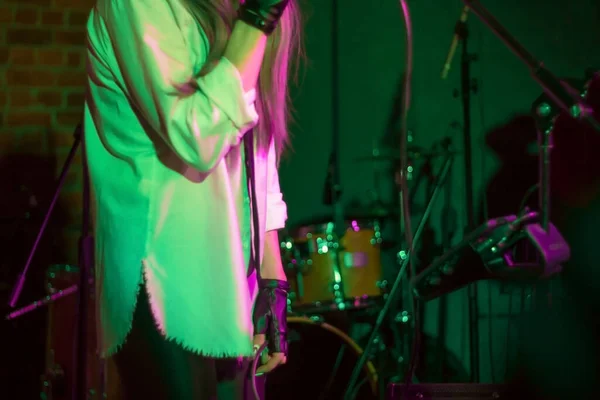 Şapkalı Genç Kız Bir Rock Kulübünde Şarkı Söylüyor Genç Müzik — Stok fotoğraf