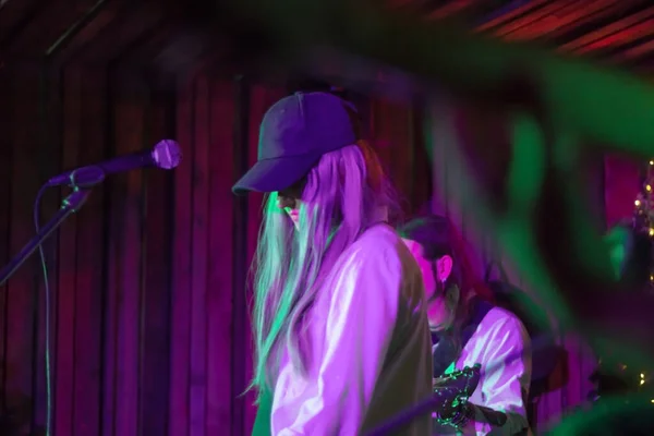 Menina Bonita Nova Boné Canta Clube Rock Jovem Banda Música — Fotografia de Stock