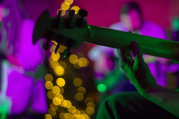 Gitarristen Auf Der Bühne Rampenlicht Junge Musikband Einem Nachtclub Musik — Stockfoto