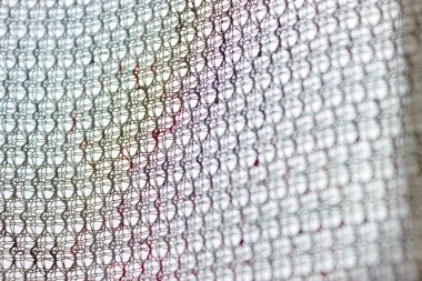 Şeffaf perdeler yakın plan. Bir ağ dokuma ipliği. Şeffaf kumaşın güzel dokusu.