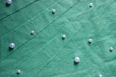 Bazı yerlerde ince örülmüş inci boncuklu güzel bir kumaş..