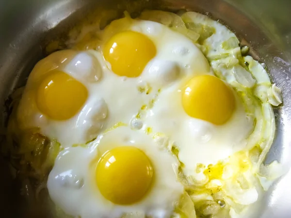 Cuatro Yemas Con Proteínas Cebollas Una Sartén Caliente Cocinar Huevos — Foto de Stock