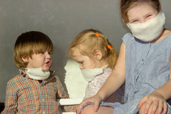 Tres Niños Cansados Están Esperando Una Recepción Enmascarada Enseñe Los — Foto de Stock