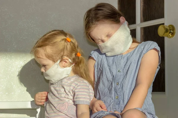 İki kız kardeş maskeli bir resepsiyon bekliyor. Çocuklara hijyen kurallarını ve maske takmayı öğret. Huzursuz çocuklar ev yapımı gazlı bez maskelerini çıkarırlar..