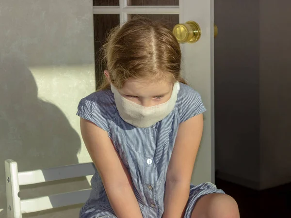 Dziewczynka Jest Zmęczona Czekaniem Lekarza Naucz Dzieci Zasad Higieny Noszenia — Zdjęcie stockowe