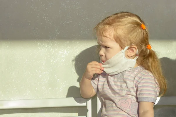 Liten Flicka Trött Att Bära Mask Ansiktet Lär Barnen Hygienregler — Stockfoto