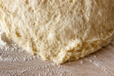 Maya hamurunun güzel gözenekli yapısı. Hamur ve hamur için hamur mayası hazırlama.