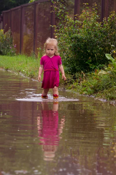 Een Klein Meisje Rubberen Laarzen Staat Midden Een Smerige Grote — Stockfoto