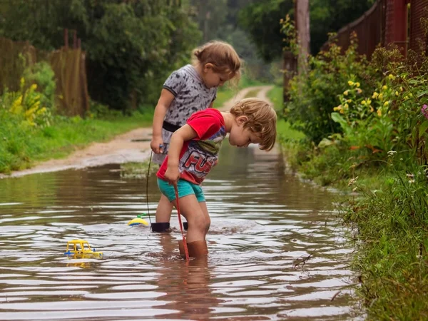 Kleine Kinder Gummistiefeln Mit Spielzeug Einem Seil Einem Tiefen Becken — Stockfoto