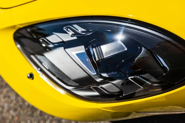汽车用黑色二极管头灯 黄色车体顶部视野塑料 — 图库照片