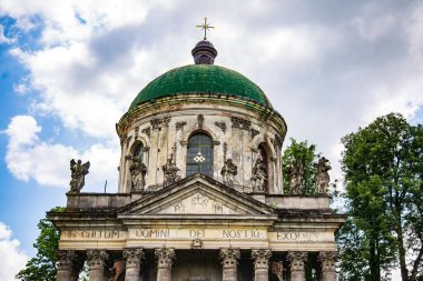 Ukrayna 'daki halka açık kubbe yazları güzel ve eski mimari bulutlarla dolu mavi bir gökyüzüne karşı.