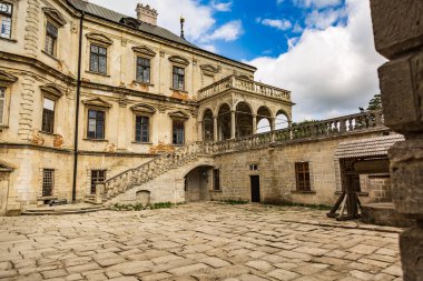 Yazın Ukrayna 'daki Podgoretsky şatosunun dış yüzeyi mavi gökyüzü ile aydınlıktı.