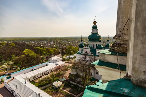 Güneşli bir bahar gününde mavi gökyüzüne karşı Chernihiv 'in manzara manzarası
