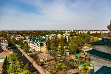 Güneşli bir bahar gününde mavi gökyüzüne karşı Chernihiv 'in manzara manzarası