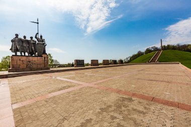Chernihiv 'deki anıtlar açık bir yaz gününde mavi gökyüzüne karşı mermerden yapılmıştır.