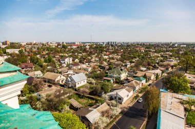 Güneşli bir bahar gününde mavi gökyüzüne karşı Chernihiv 'in manzara manzarası